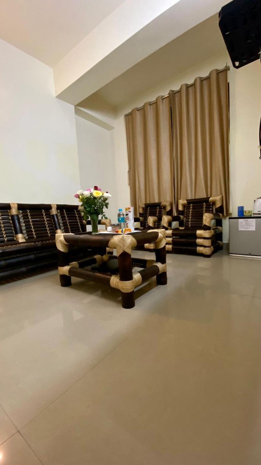 שילונג Hotel Travellers Inn מראה חיצוני תמונה