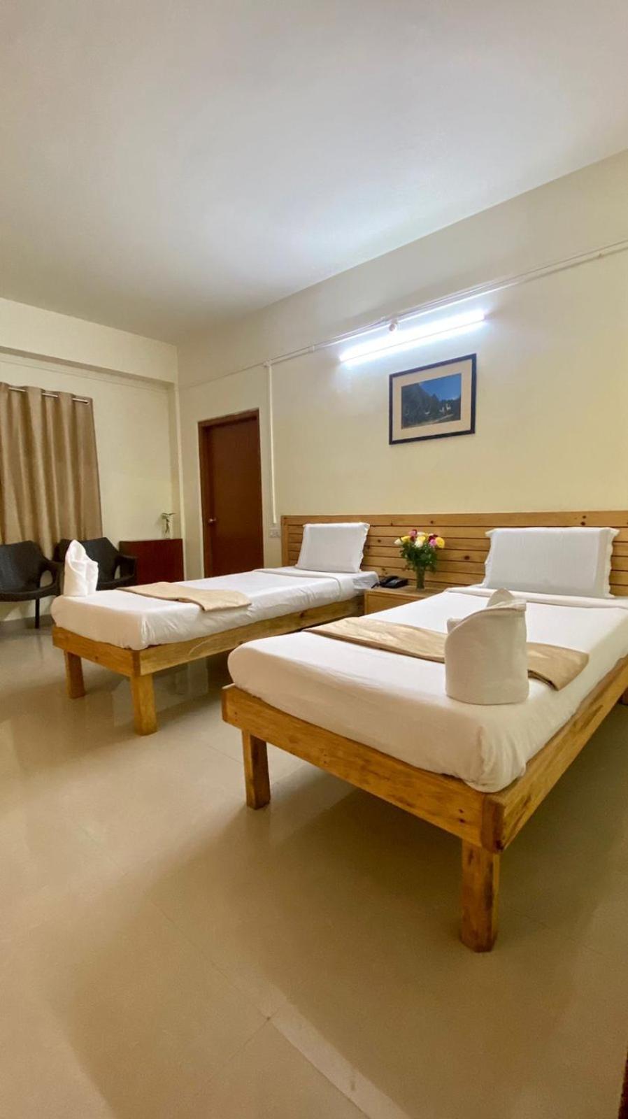 שילונג Hotel Travellers Inn מראה חיצוני תמונה