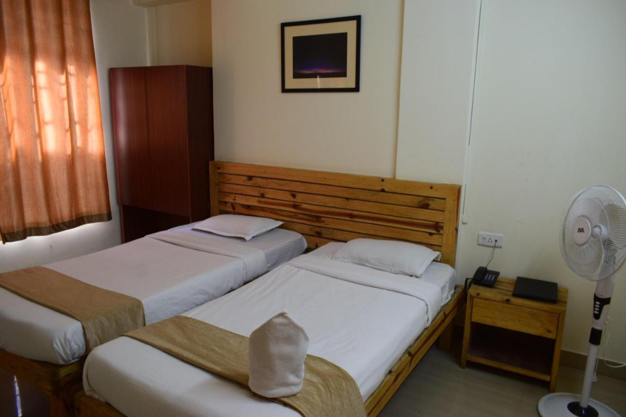 שילונג Hotel Travellers Inn מראה חיצוני תמונה